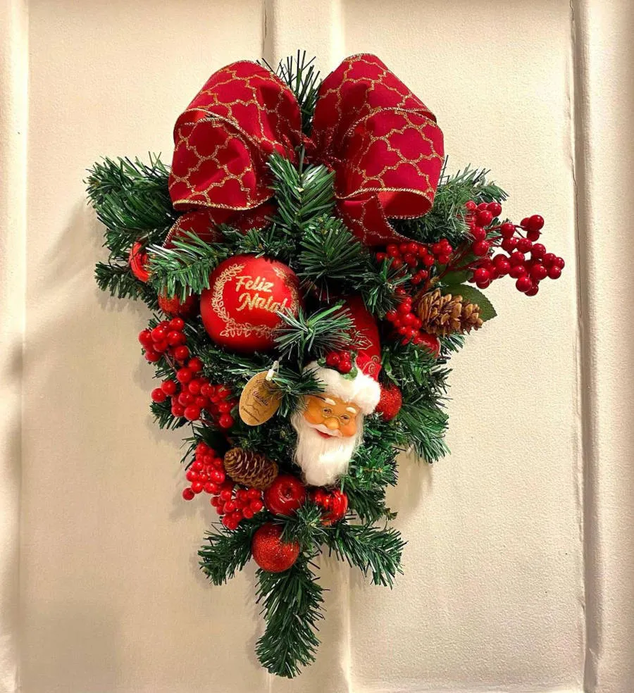 Arranjo natalino com imagem do papai noel.