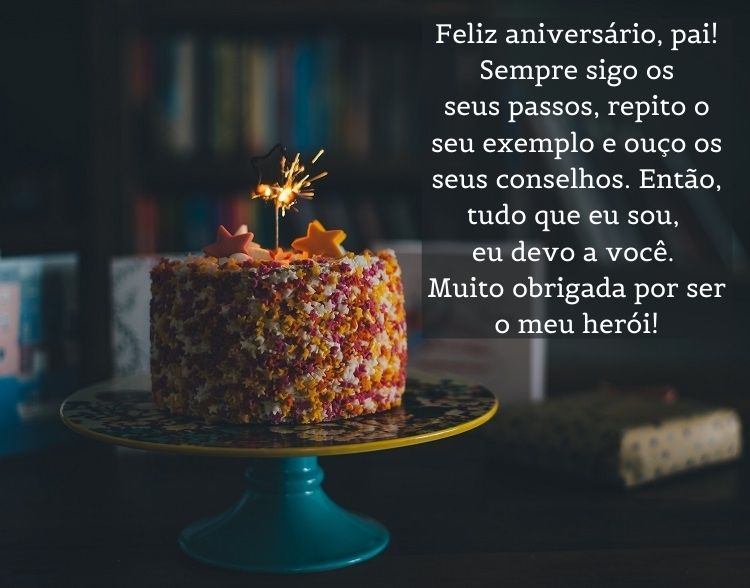 Bolo em branco, vinho e amarelo com frase "Feliz aniversário, pai! Sempre sigo os seus passos, repito o seu exemplo e ouço os seus conselhos. Então, tudo que eu sou, eu devo a você. Muito obrigada por ser o meu herói!"