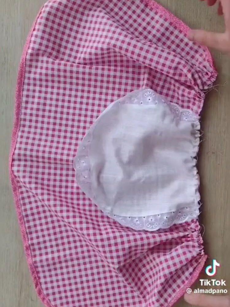 Saia de tecido xadrez rosa e branco com faixa rosa e enfeite branco com renda
