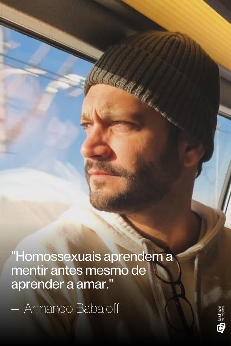 "Homossexuais aprendem a mentir antes mesmo de aprender a amar." — Armando Babaioff. Armando Babaioff, em um ambiente de luz natural, compartilha uma citação reflexiva, destacando a difícil realidade da comunidade homossexual