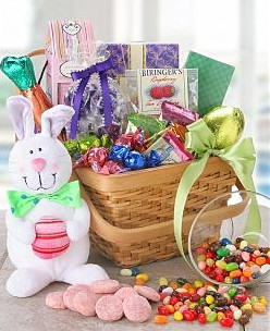 Cesta de Páscoa com muitos doces e coelho de pelúcia 