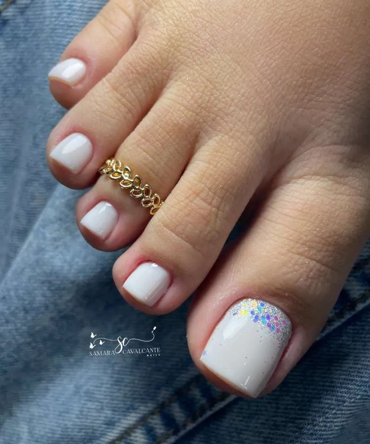 Unhas dos pés decoradas off-white com glitter