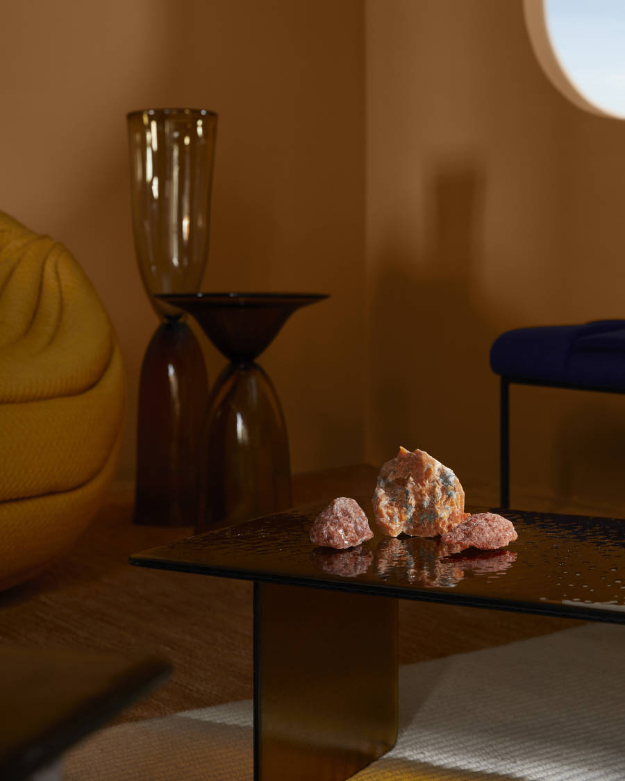 Mineral homônimo em uma mesa de centro.