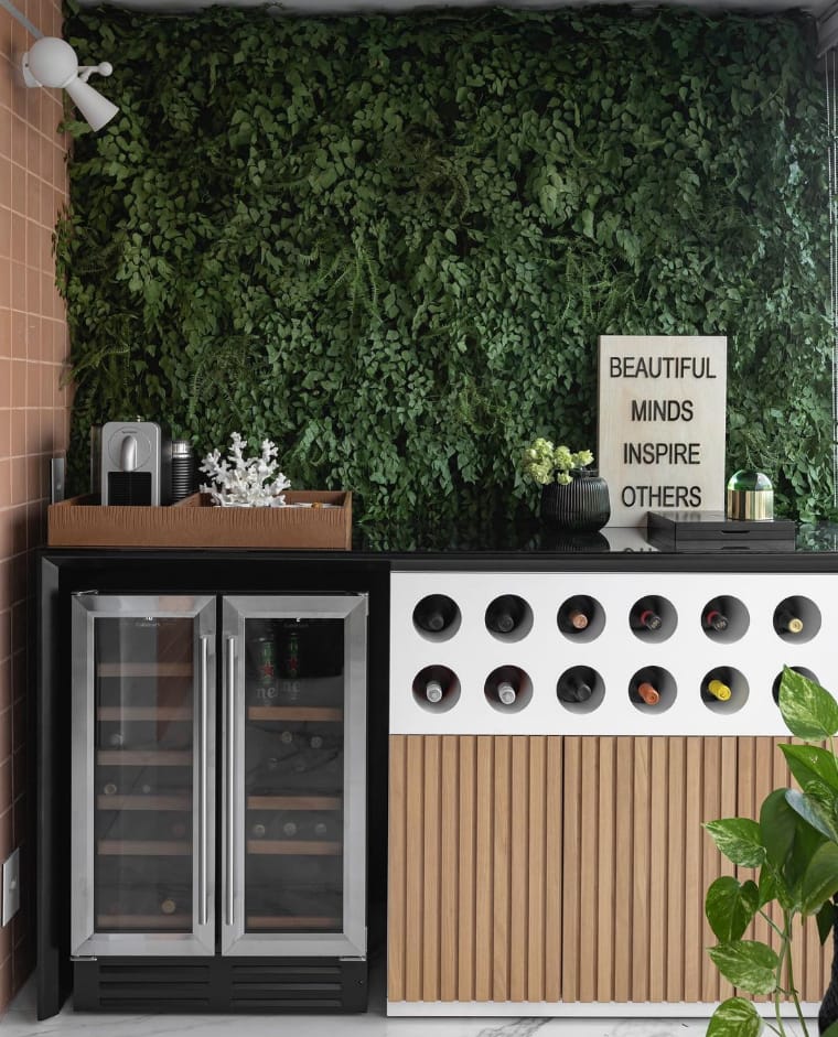 Cantinho de café com jardim vertical