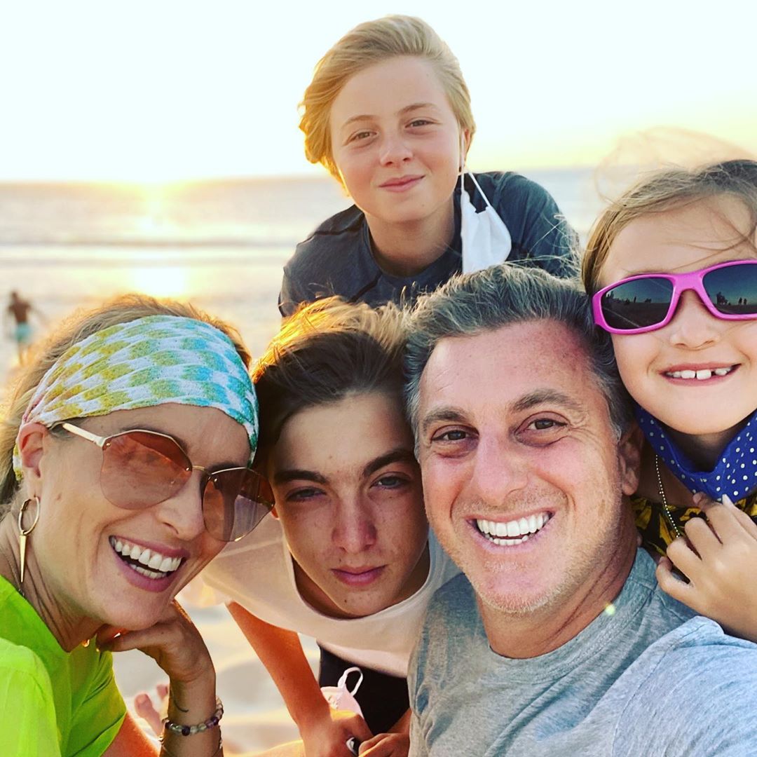 Família de Luciano e Angélica com três lindos filhos