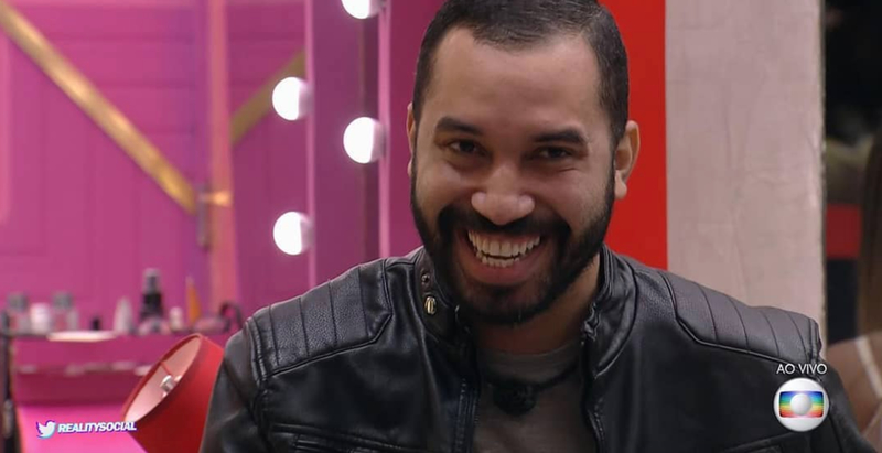 Na foto, aparece Gilberto sorrindo.