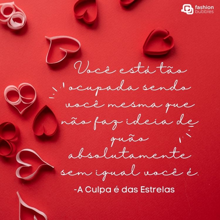 Cartão virtual de fundo vermelho com corações e frase  "Você está tão ocupada sendo você mesma que não faz ideia de quão absolutamente sem igual você é." - A Culpa é das Estrelas