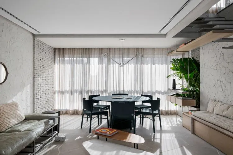 Foto de sala de jantar com mesa redonda preta