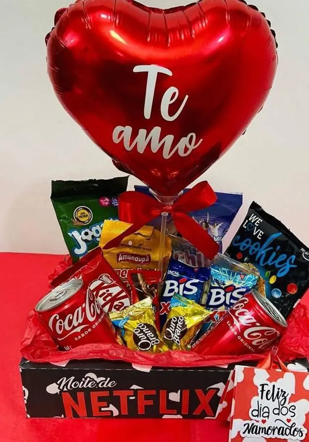 Cesta para noite de filmes, com doces, refrigerante e balão de coração