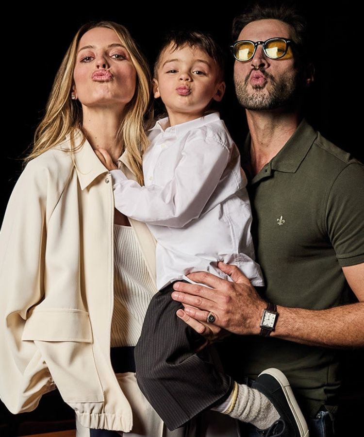 Foto do ator Leandro Lima, no ar em Vale Tudo, com a esposa e o filho