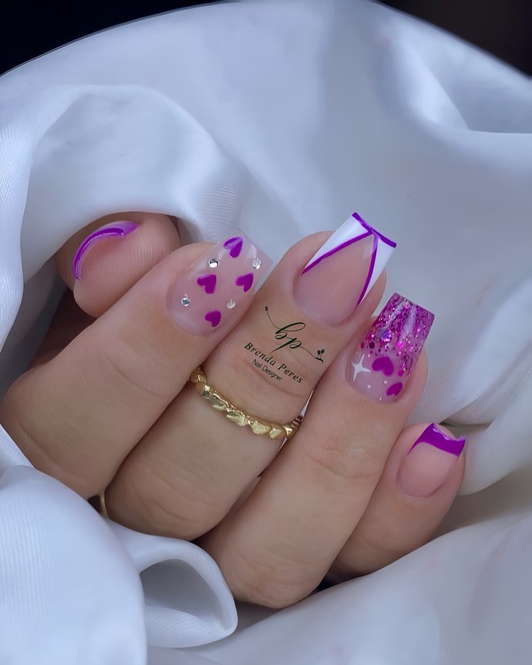 Nail roxa e branco (formato: quadrado tamanho: médio)