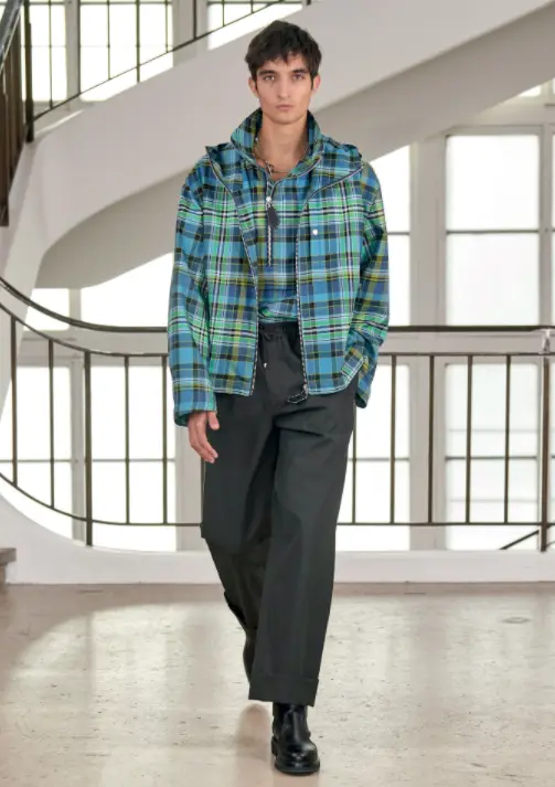 Look blusa e casaco xadrez com azul e verde