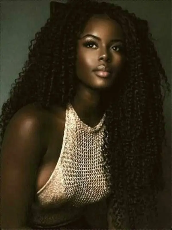 Frase para foto pensativa mulher negra com cabelos crespos longos veste top de tricot bege decote nadador Frase para foto pensativa mulher negra