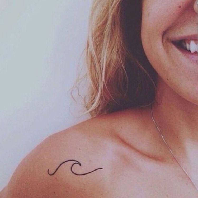 Tatuagem de onda no ombro