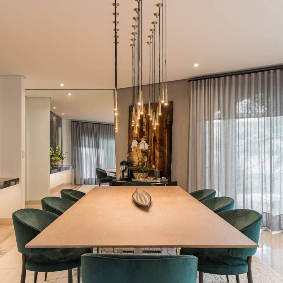 Tendência de decoração 2023: sala de jantar com luminárias pendentes.