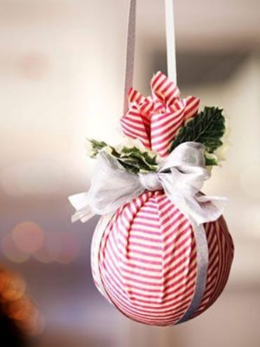 Foto de bola de Natal de tecido com fitas
