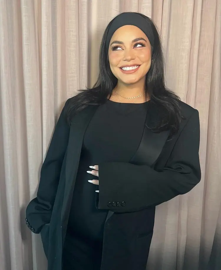 Atriz Vanessa Hudgens de High School Musical grávida em 2024 usando look all black
