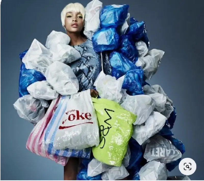 imagem de mulher posando com muitas sacolas de compras