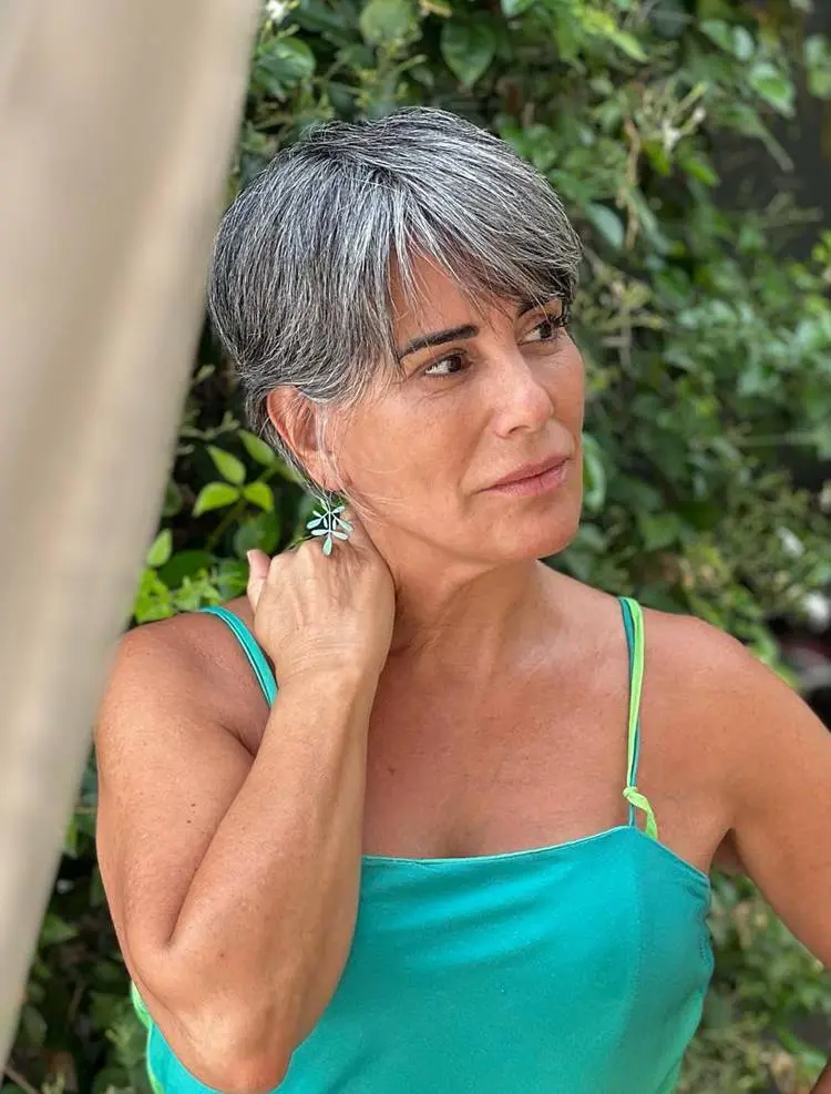 Atriz Glória Pires coms eu cabelo curtinho grisalho natural