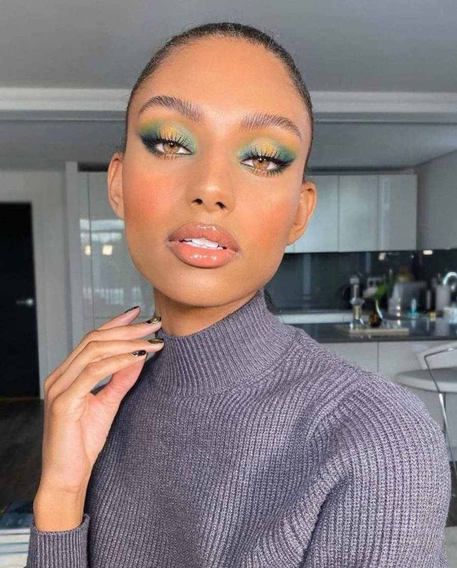 Foto de mulher maquiada para a copa do mundo com make de duas cores
