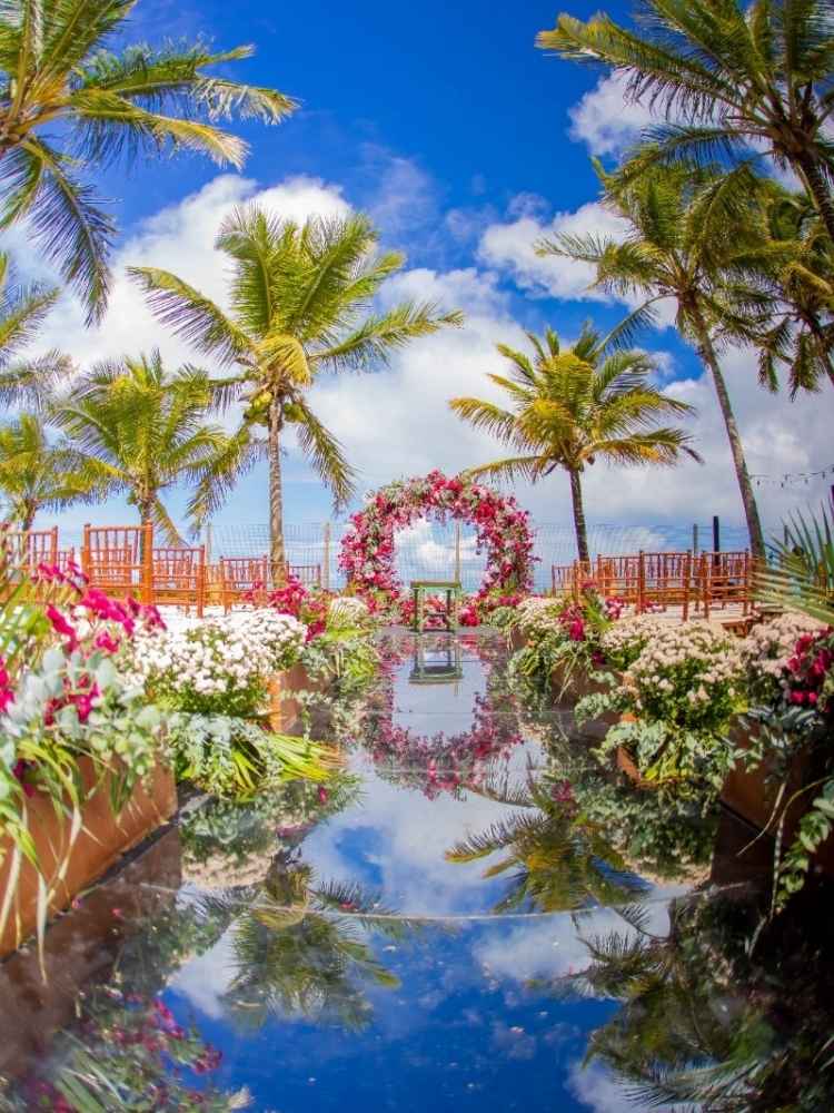 Decoração de casamento passarela de espelho com flores brancas e cor de rosa.