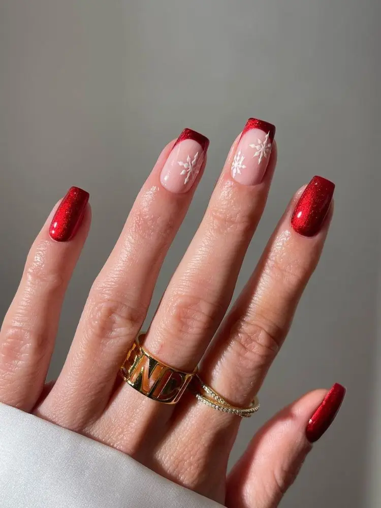 unhas vermelhas com francesinha e desenhos de flocos de neve