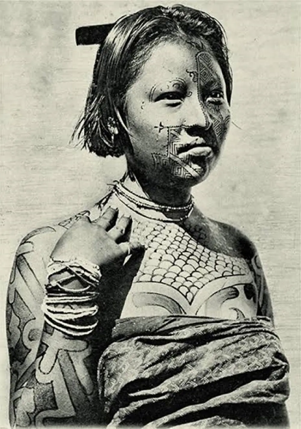 História das tatuagens: índia com tatoos.