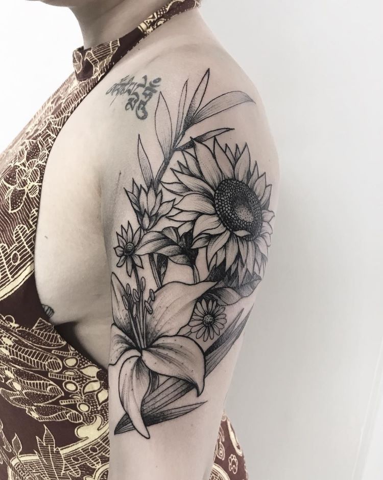 tatuagem feminina no braço/ flor 