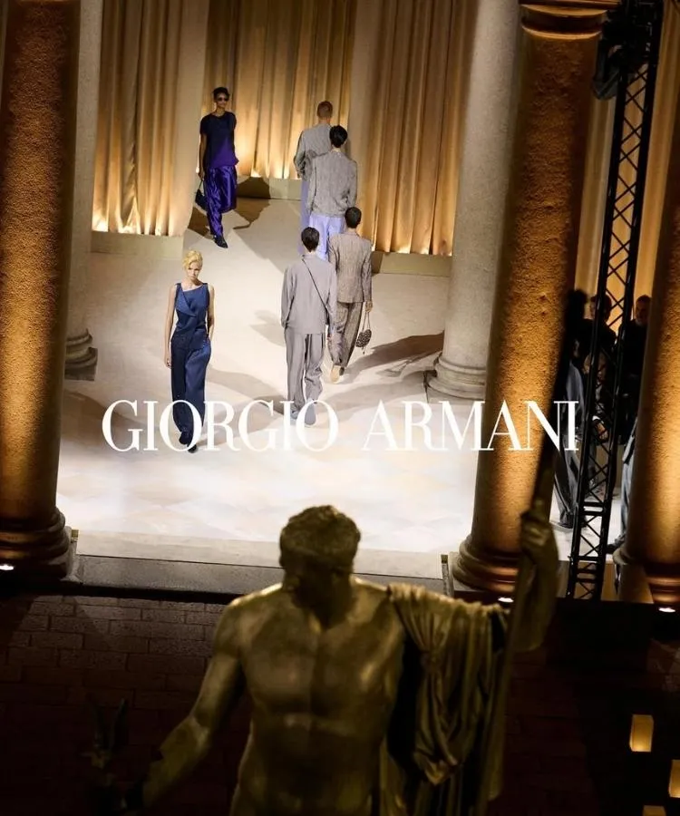 Foto de modelos durante desfile da Giorgio Armani na Semana de Moda de Milão SS26