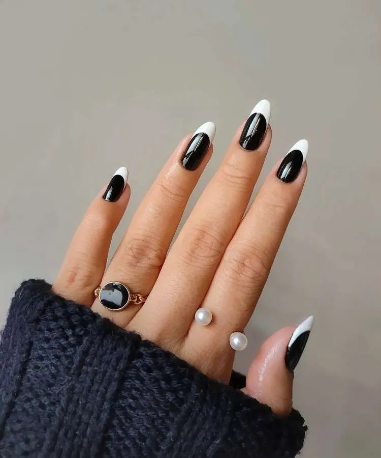 Unha amendoada decorada nas cores: preto e branco. Arte: francesinha