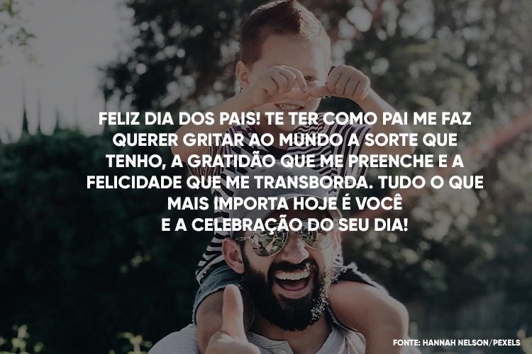 Foto de homem de pele clara com menino sobre os ombros e frase "Feliz Dia dos Pais! Te ter como pai me faz querer gritar ao mundo a sorte que tenho, a gratidão que me preenche e a felicidade que me transborda. Tudo o que mais importa hoje é você e a celebração do seu dia!"