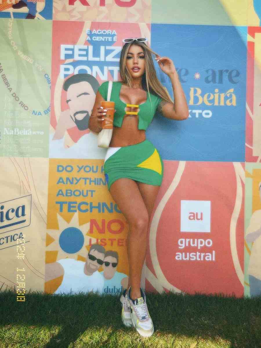 Foto de mulher usando conjunto de top + saia nas cores verde, amarelo, branco e azul.