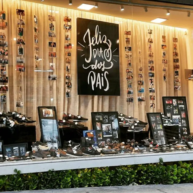 Vitrine para dia dos pais em loja de calçados. Loja de calçados.