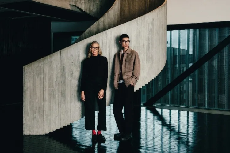 Modelos usando óculos da coleção da Zerezes em parceria com o MASP