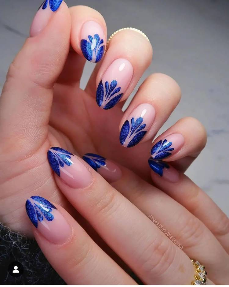 unha rosa-claro com decoração de gotas em azul com glitter na ponta da unha