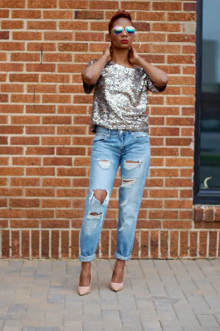 blusa de paetê com calça jeans