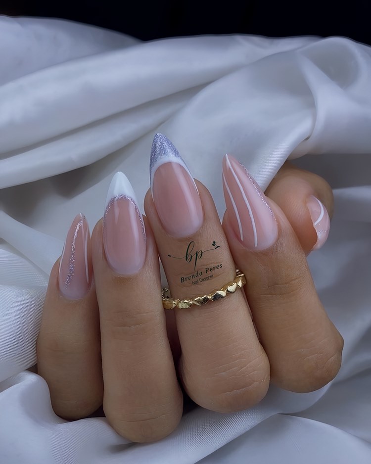 Nail art branco com glitter lilás (formato: stiletto tamanho: extra grande)