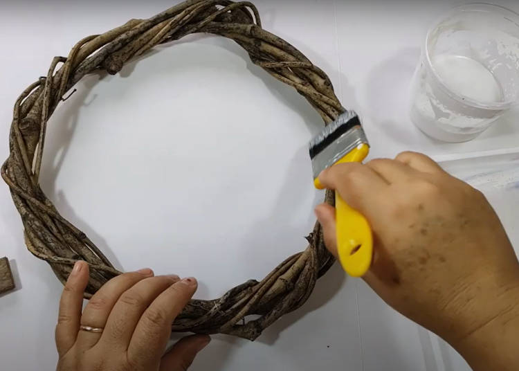 Guirlanda pintada de branco.