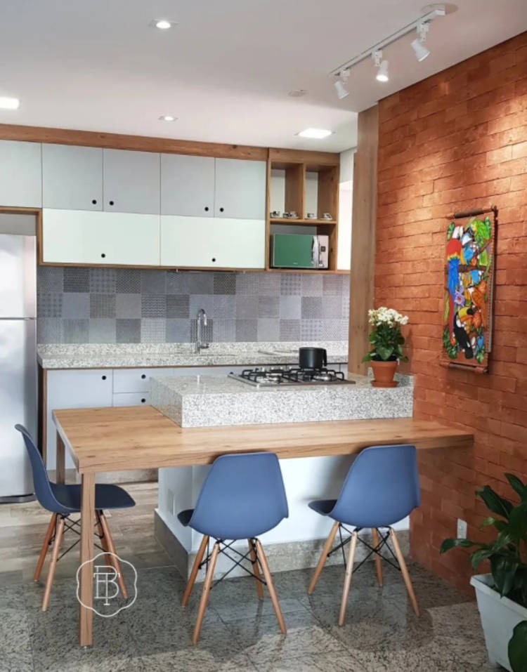 Cozinha integrada com sala de jantar.