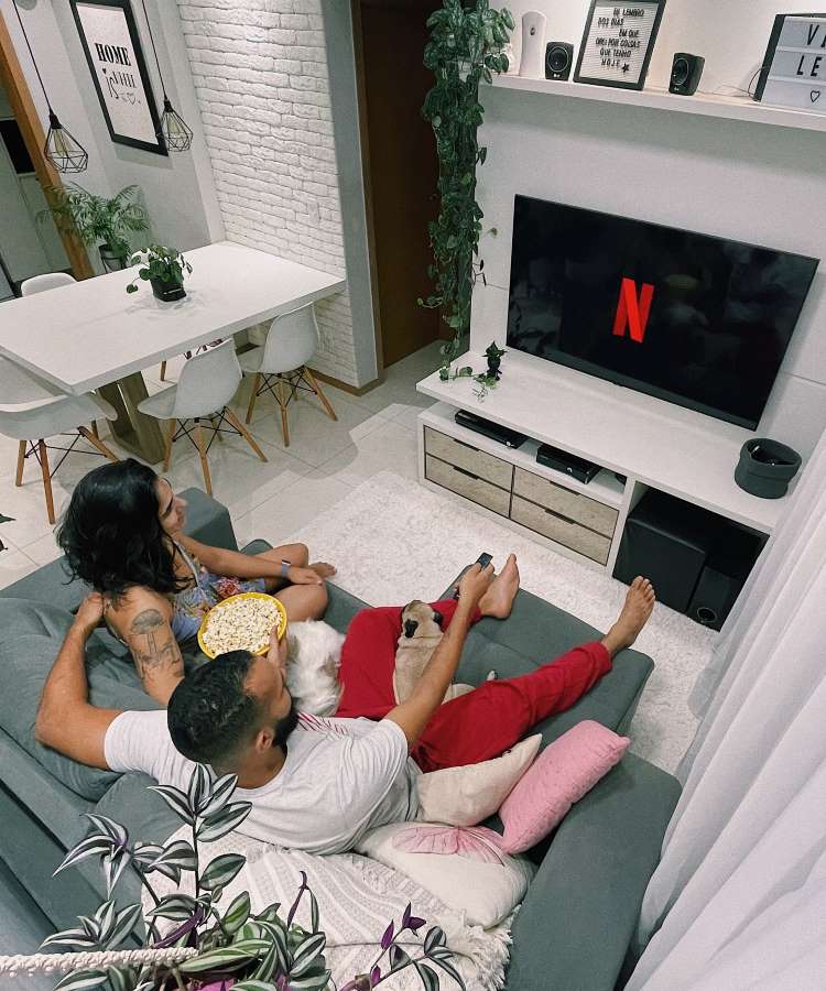 Casal na sala vendo Netflix