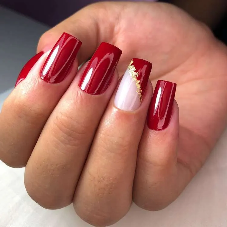 Nail art com vermelho, branco e dourado