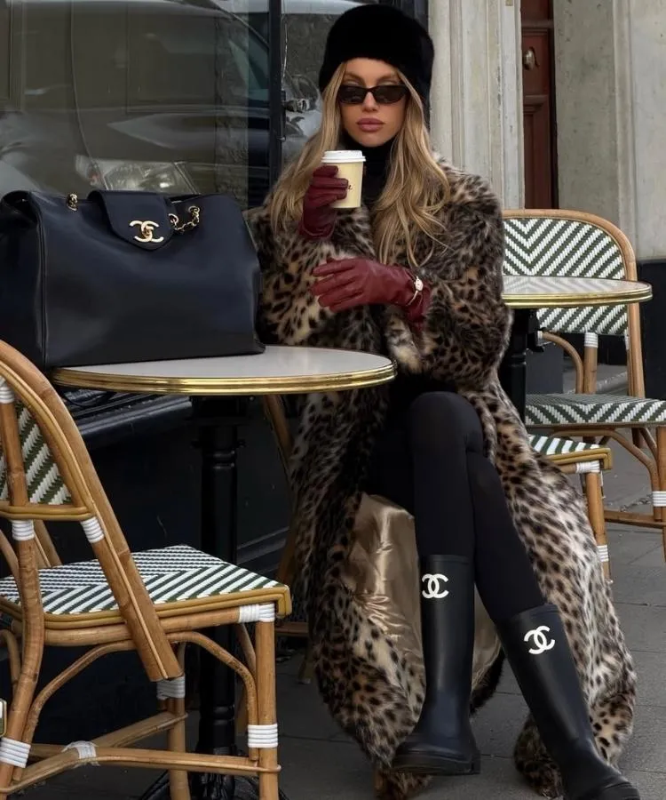 Foto de mulher usando luvas de couro vermelhas, uma das tendências para o outono inverno 2026