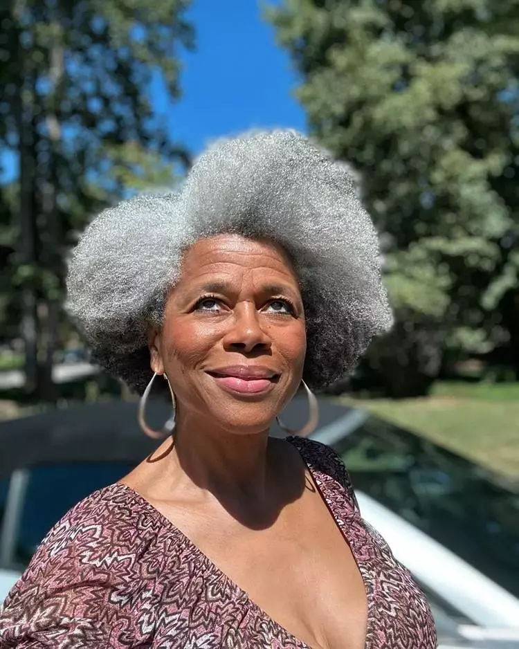 Mulher negra ocm cabelos grisalhos