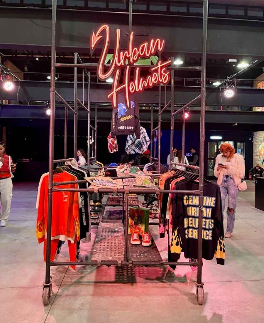 Arara com roupas coloridas de lançamento da Urban Helmets.