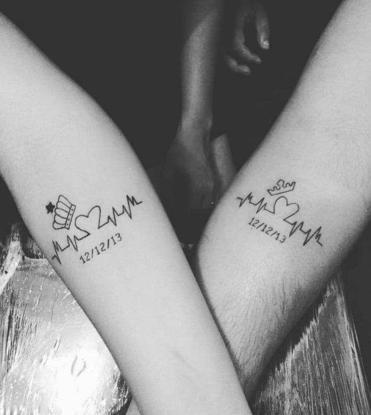 tattoo de casal com batimento cardíaco e data de relacionamento