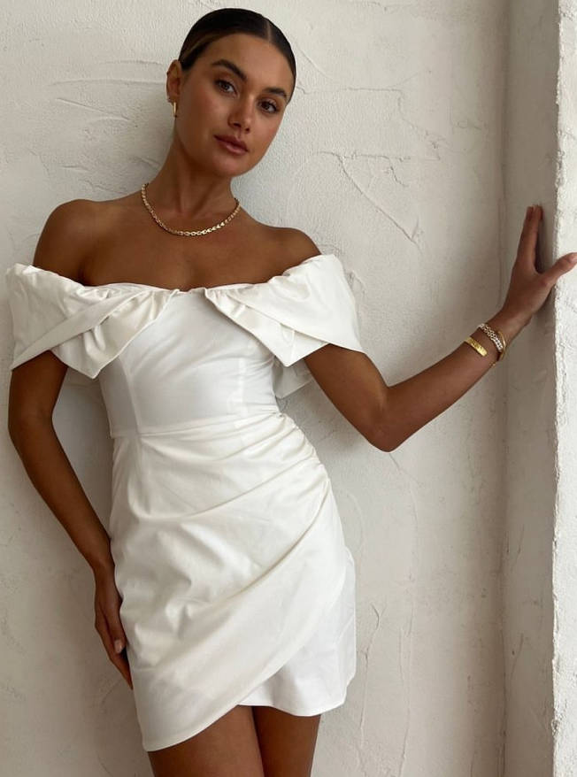 Vestido Mini com mangas assimétricas
