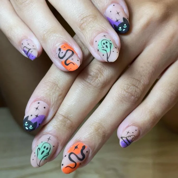 unha curta nude com desenhos coloridos de halloween