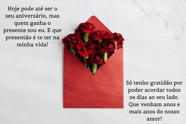 Fundo branco com envelope vermelho com flores e frase "Hoje pode até ser o seu aniversário, mas quem ganha o presente sou eu. E que presentão é te ter na minha vida! Só tenho gratidão por poder acordar todos os dias ao seu lado. Que venham anos e mais anos do nosso amor!"