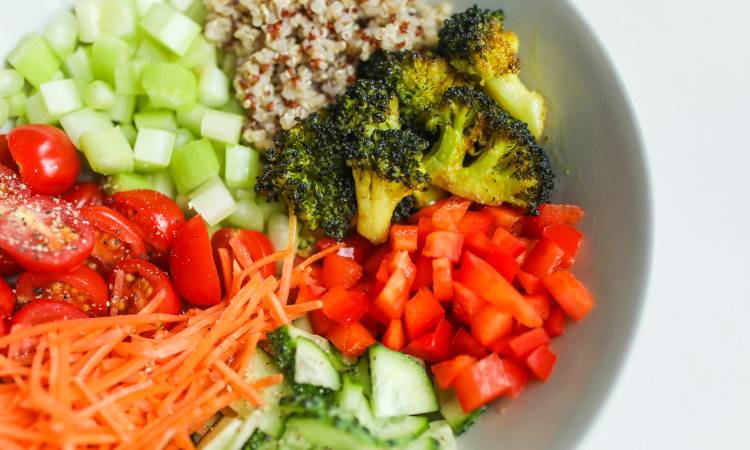 Vasilha com frutas e vegetais.