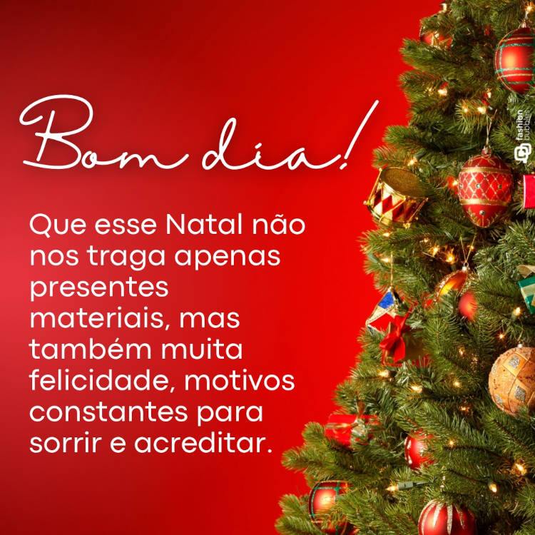 Ilustração de Árvore de Natal com fundo vermelho e frase sobre presentes: "Bom dia! Que esse Natal não nos traga apenas presentes materiais, mas também muita felicidade, motivos constantes para sorrir e acreditar."